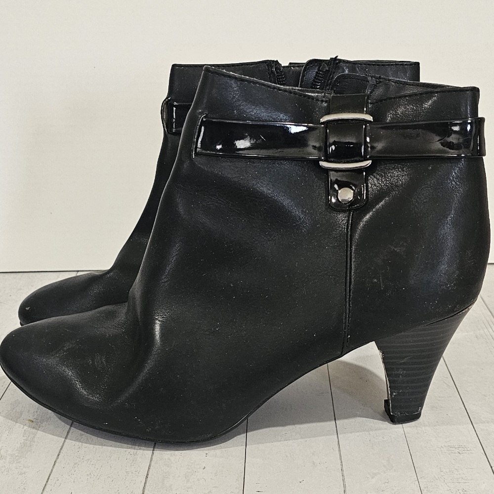 Memory foam ankle boots. Size 9.5 Black. EAST 5th brand.